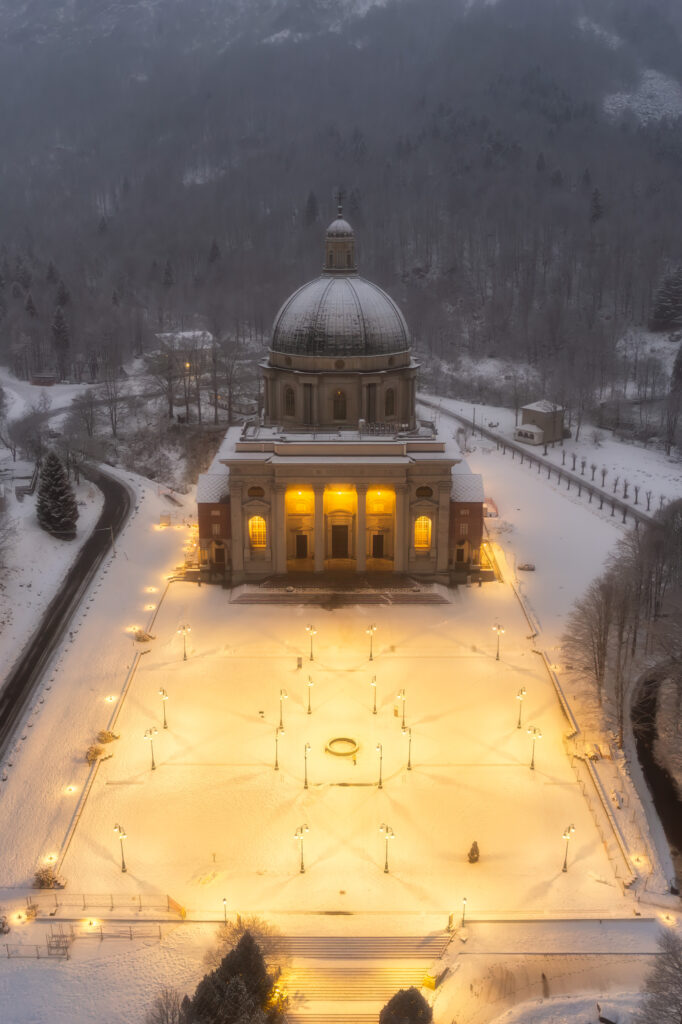 Oropa immersa nella neve